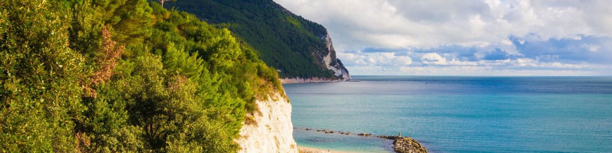 Borghi marinari, campagne assopite sotto il sole, valli dal verde lussureggiante, laghi dai colori caraibici, città d’arte e paesaggi tra i più belli d’Italia. Ecco ottime occasioni per chi sceglie di visitare le Marche anche lontano dai mesi estivi.

guidemarcopolo.it/articoli/idee-…