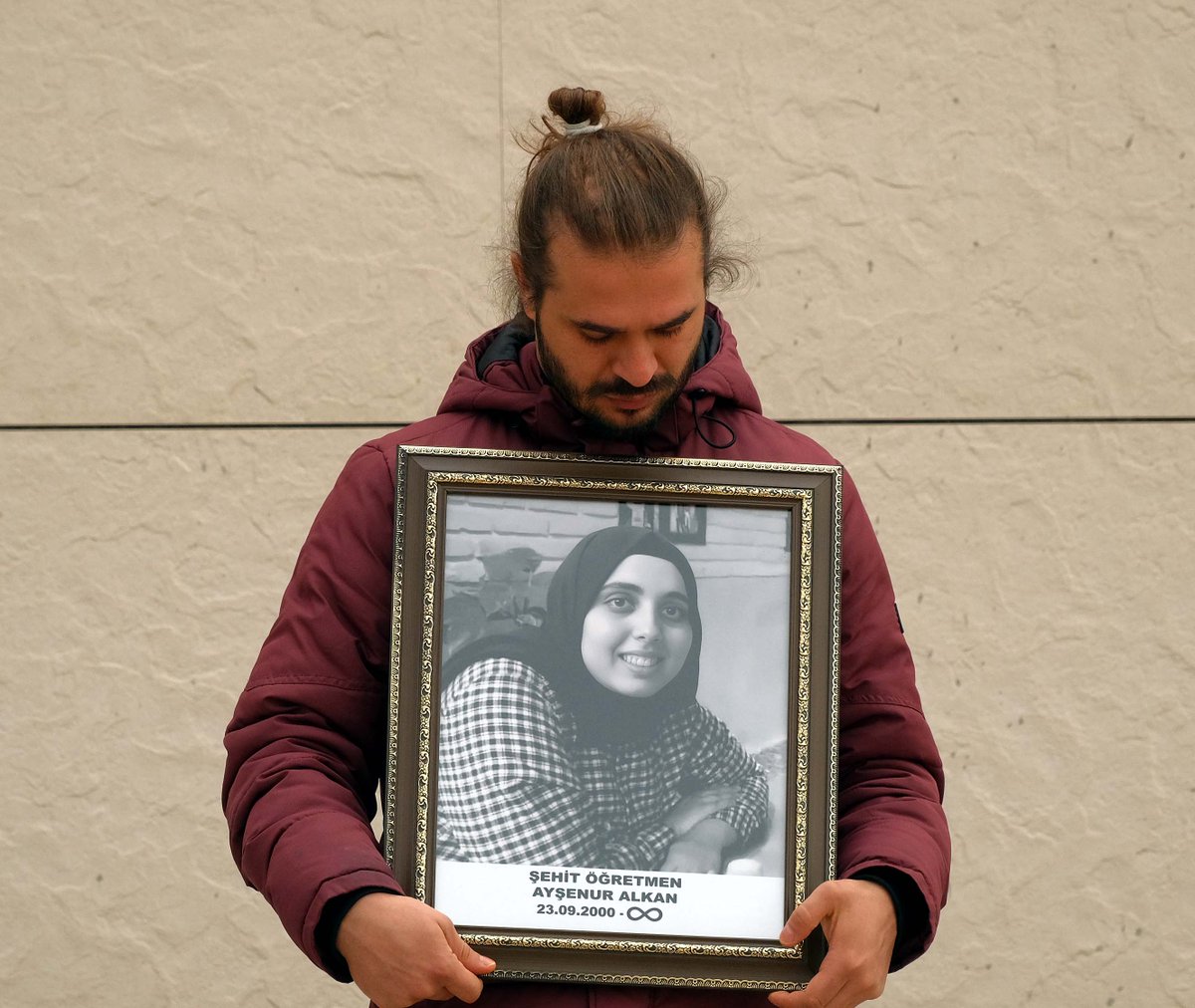 cnnturk's tweet photo. Gaziantep'in Karkamış ilçesine terör saldırısında görevli olduğu okulda şehit olan Ayşenur Alkan (22), 24 Kasım Öğretmenler Günü'nde öğrencileri ve meslektaşları tarafından unutulmadı https://t.co/q6QpgOvZOP