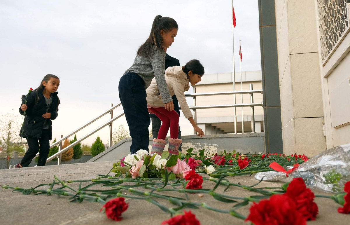 cnnturk's tweet photo. Gaziantep'in Karkamış ilçesine terör saldırısında görevli olduğu okulda şehit olan Ayşenur Alkan (22), 24 Kasım Öğretmenler Günü'nde öğrencileri ve meslektaşları tarafından unutulmadı https://t.co/q6QpgOvZOP