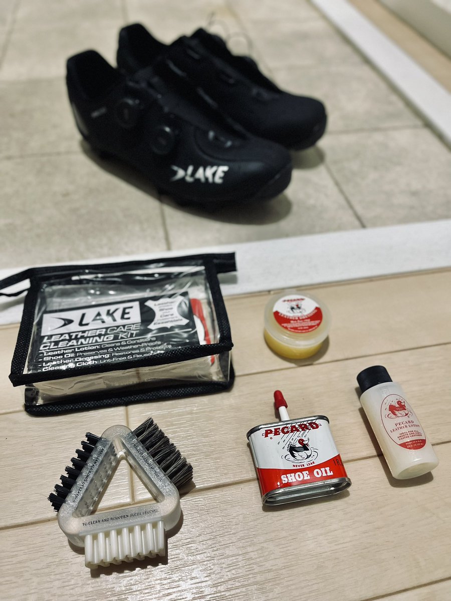 taku_mtber's tweet image. 今年のMTBレースが全て終了したのでビンディングシューズをクリーニング。

LAKEの耐摩耗加工されたヘルカー牛革は度重なる酷使でもほとんど傷むことなく適切なクリーニングで新品のように綺麗になる。
他社のシューズより圧倒的に長く使える。

#lakecycling
#lakeシューズ
#本革サイクリングシューズ
