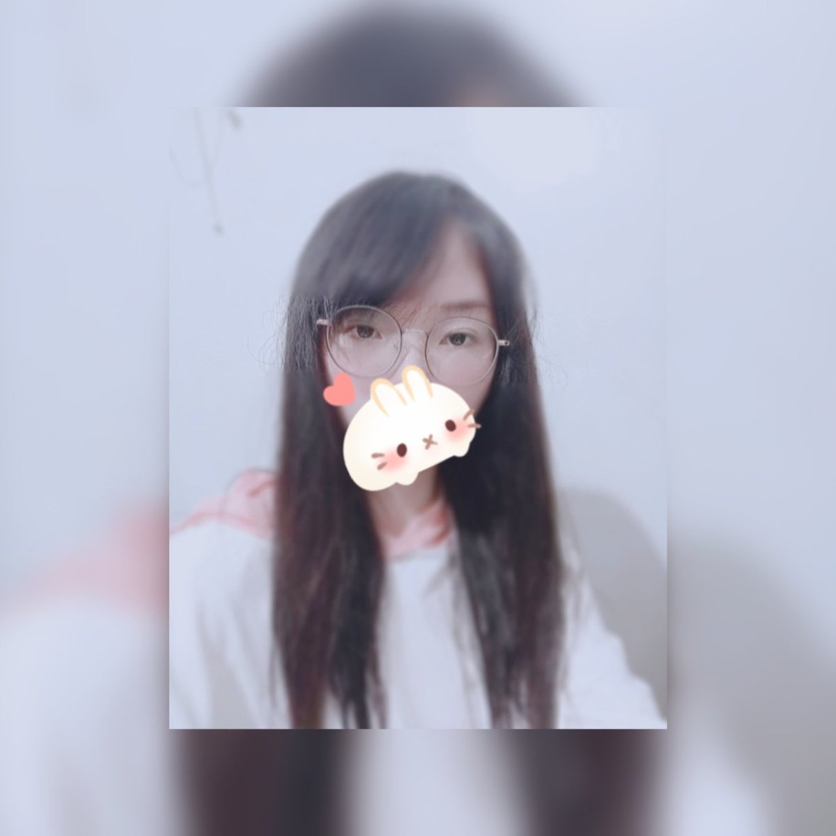其實之前會感覺自己很醜也不上鏡 所以也就不怎麼喜歡拍照😂😂
但是因為有推特
並且開始發照片之後
有一些真心喜歡我的粉絲之後
我才願意相信自己其實也沒有很差
謝謝你們讓我
對自己更有自信一些☺

附上兩張照片
一張是國小五年級戴到高一下的眼鏡
一張是高二到現在戴的眼鏡
你們覺得哪個更好看呢？ https://t.co/1pFt5L2CbJ
