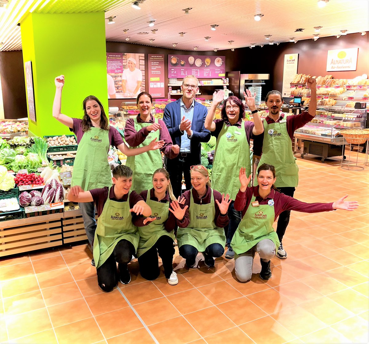 Hallo aus #Karlsruhe! Heute Morgen hat Alnatura einen neuen Super Natur Markt in der Sophienstraße 139 eröffnet. Es ist der 150. Alnatura Markt Deutschlands 🥳Neben dem #Bio-Sortiment gibt es auch eine #Fahrradstation und ein #Lastenrad. Mehr Infos hier: alnatura.de/de-de/maerkte/…