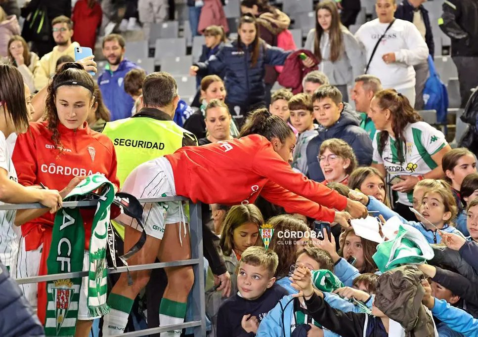 𝟚𝟞𝟘𝟘 𝕧𝕖𝕔𝕖𝕤 𝕘𝕣𝕒𝕔𝕚𝕒𝕤… ‼️‼️
… por vuestro apoyo y cariño 🥰 anoche en El Arcángel 🏟️

Para nosotras ha sido un sueño cumplido el poder haber defendido la blanquiverde 💚 en el coliseo cordobesista.

Desde ya centradas en la liga 💪🏻

#CórdobaCF #FutFem #CCFFem