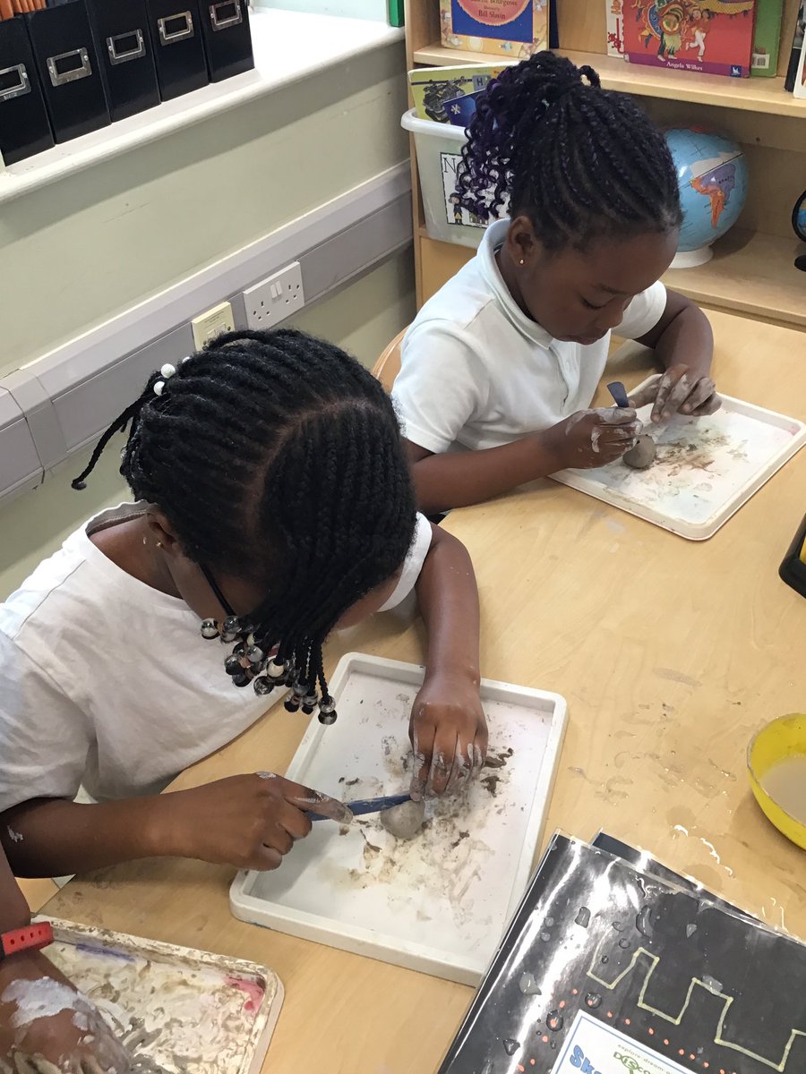 Discovery_Y2's tweet photo. Today we learnt about Anish Kapoor and looked at his sculptures 🗿 Then we experimented with clay. We learnt how to roll it, squeeze it and carve into it. https://t.co/KHsISW6VEj