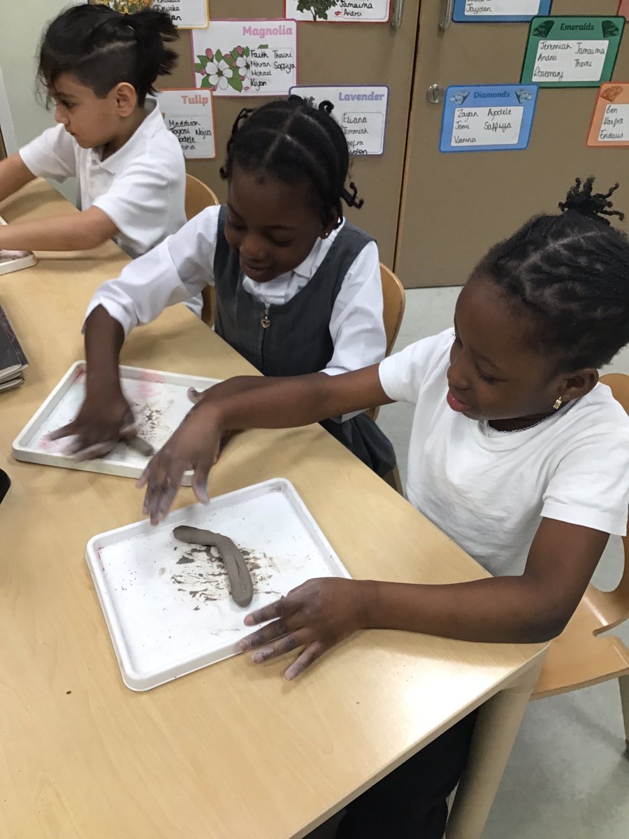 Discovery_Y2's tweet photo. Today we learnt about Anish Kapoor and looked at his sculptures 🗿 Then we experimented with clay. We learnt how to roll it, squeeze it and carve into it. https://t.co/KHsISW6VEj