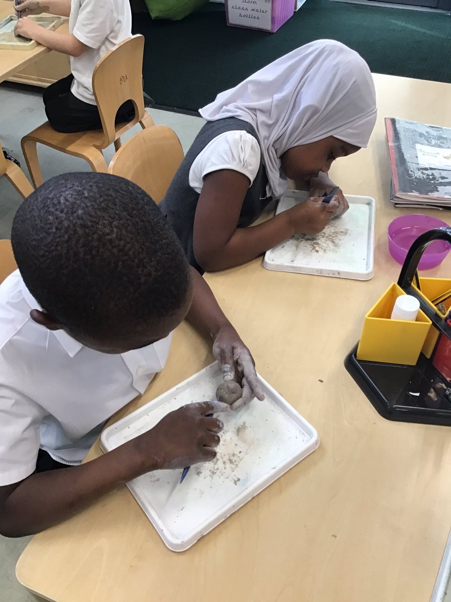 Discovery_Y2's tweet photo. Today we learnt about Anish Kapoor and looked at his sculptures 🗿 Then we experimented with clay. We learnt how to roll it, squeeze it and carve into it. https://t.co/KHsISW6VEj