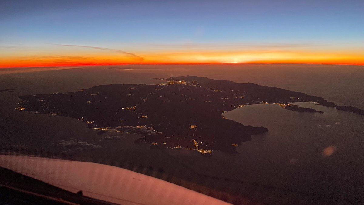 Mallorca showing its beautiful coastline as we chase the sun on our way to Málaga ✈️