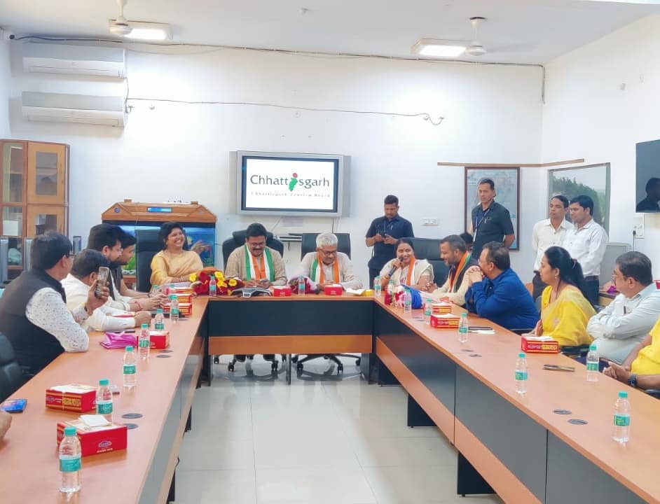 ayushconnects's tweet photo. पिछले 4 साल में छत्तीसगढ़ ने पर्यटन के क्षेत्र में नए आयाम स्थापित किए हैं। इसके पीछे मुख्यमंत्री @bhupeshbaghel जी का विजन है।
इस रफ्तार को धार देने के लिए मुख्यमंत्री जी ने छत्तीसगढ़ टूरिज़्म बोर्ड का विस्तार करते हुए भाई अंकित बागबहारा को सदस्य नियुक्त किया है।
#explorecg https://t.co/mB0sixlQSK