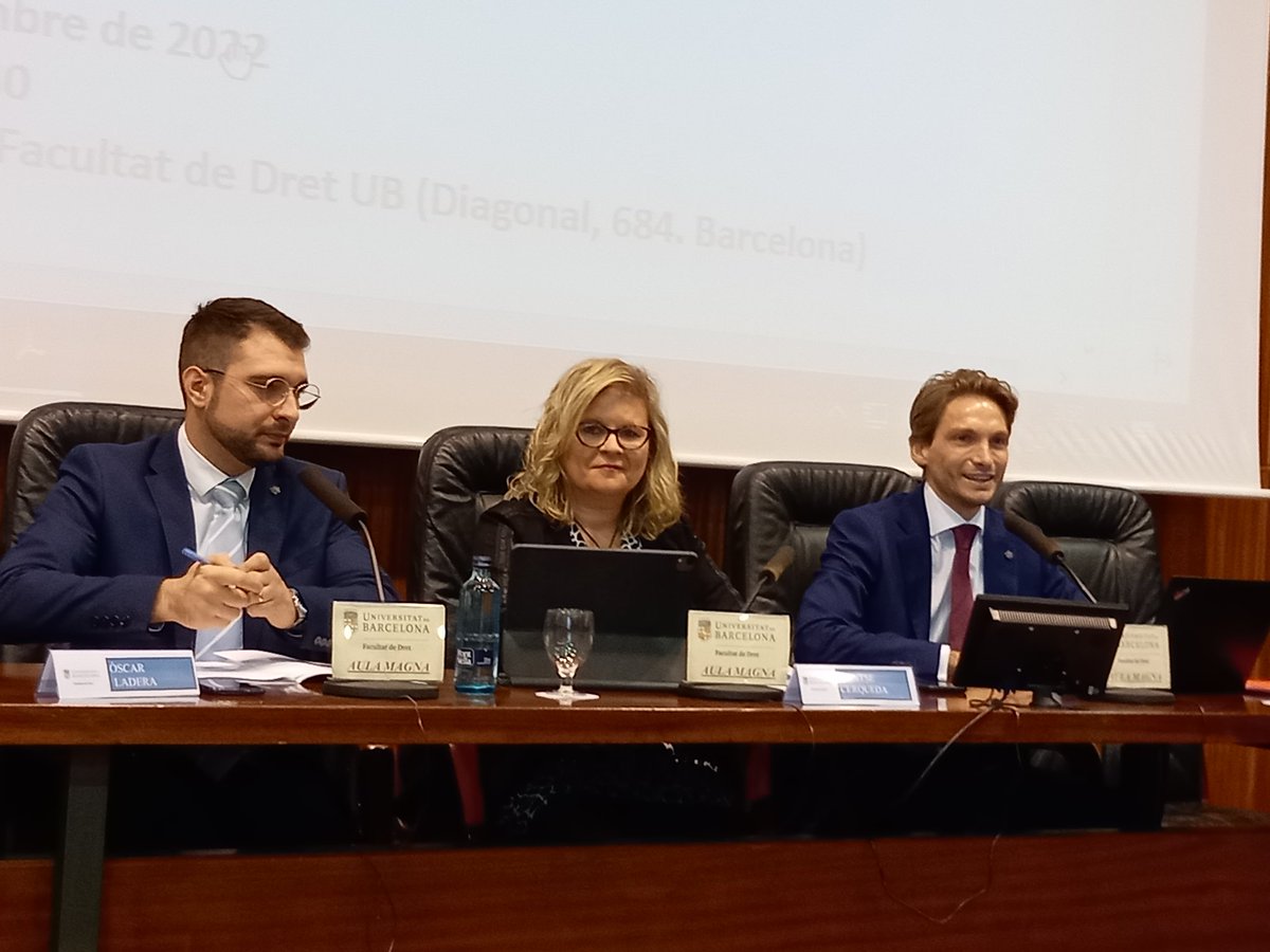 🗣La jornada d'avui a la facultat de <a href="/Dret_UB/">Facultat de Dret UB</a> ja està en marxa!!
💯Arrenquen els #graduatssocials <a href="/omolinagarcia/">Omar Molina</a> i Oscar Ladera, que expliquen les sortides professionals i les seves pròpies experiències personals en els inicis de la professió
#graduatssocialsAlaUB