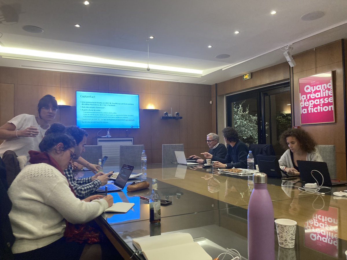CaptainFact_io's tweet photo. Nous étions très heureux d’organiser hier un atelier au sujet des sophismes et arguments fallacieux pour les journalistes de @AssoFakeOff avec qui nous partageons valeurs et mission d’outiller le grand public face à la désinformation. Merci @WTFake_  pour l’invitation! https://t.co/r1AOB75yIu