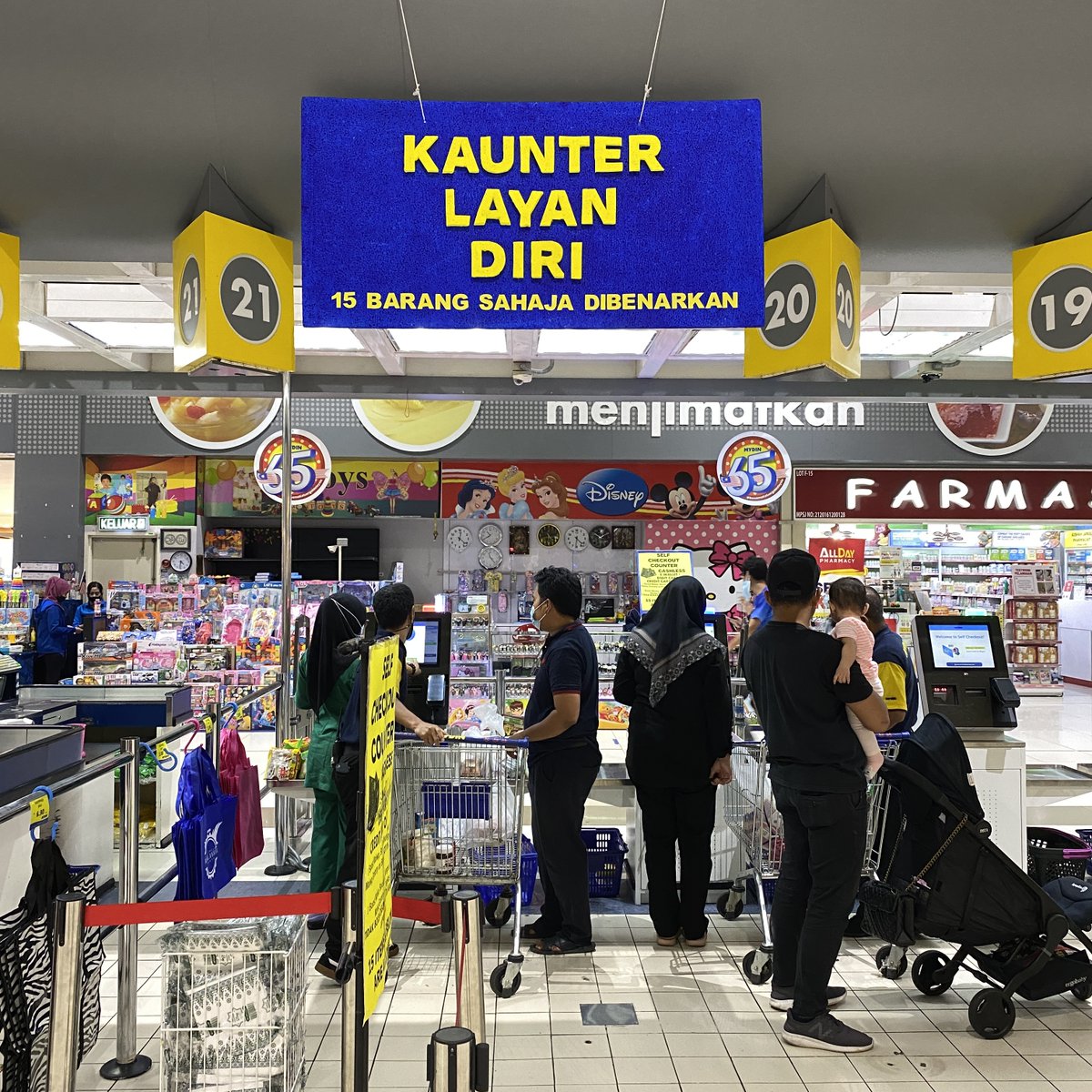 MydinMalaysia's tweet photo. Kaunter khas untuk introvert. Terbaru, ‘Kaunter Layan Diri’ (Self Checkout) dah ada di MYDIN USJ! Khas untuk 15 barang ke bawah menggunakan kaedah pembayaran 'tanpa tunai' (cashless) sahaja. https://t.co/UTwqTRV18H