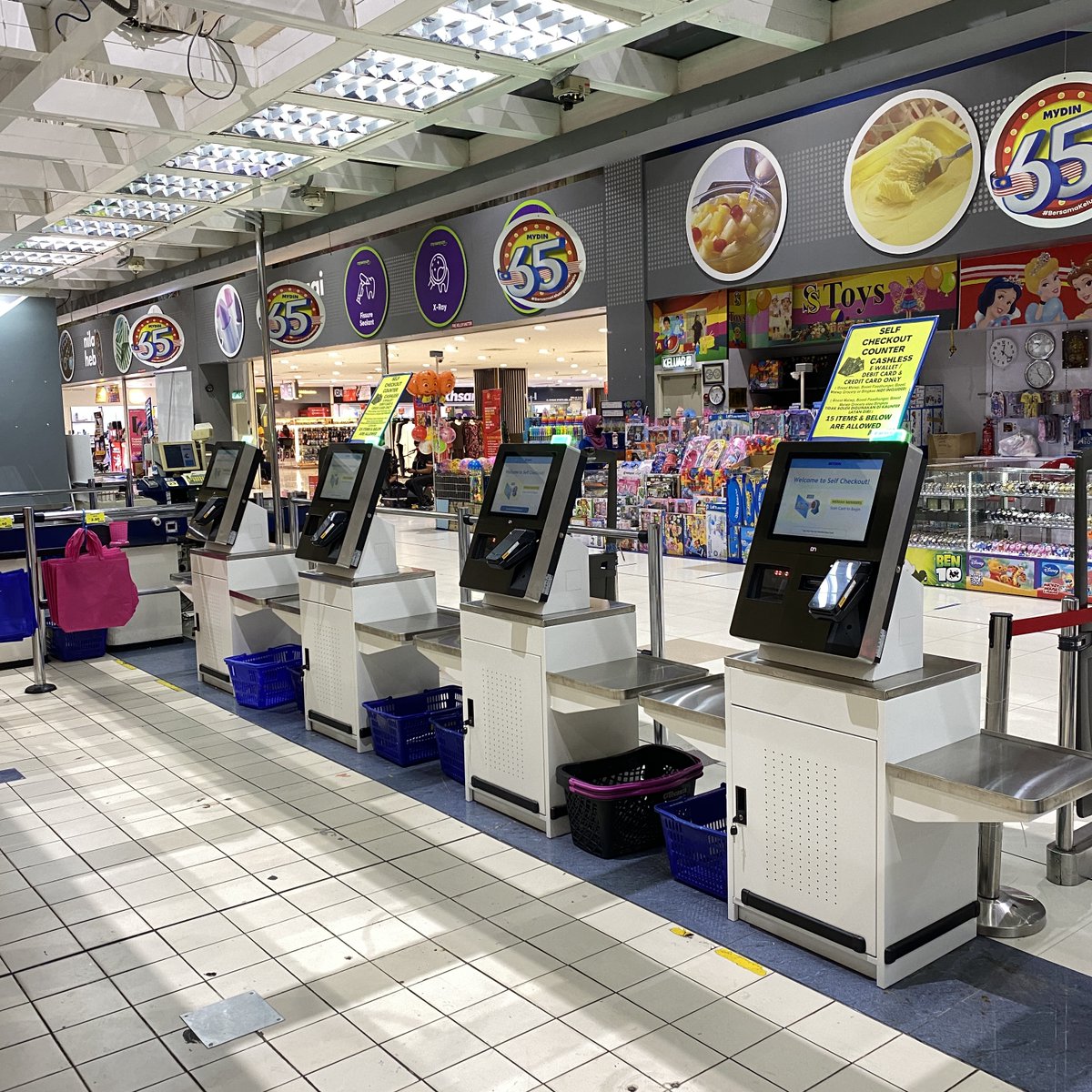 MydinMalaysia's tweet photo. Kaunter khas untuk introvert. Terbaru, ‘Kaunter Layan Diri’ (Self Checkout) dah ada di MYDIN USJ! Khas untuk 15 barang ke bawah menggunakan kaedah pembayaran 'tanpa tunai' (cashless) sahaja. https://t.co/UTwqTRV18H