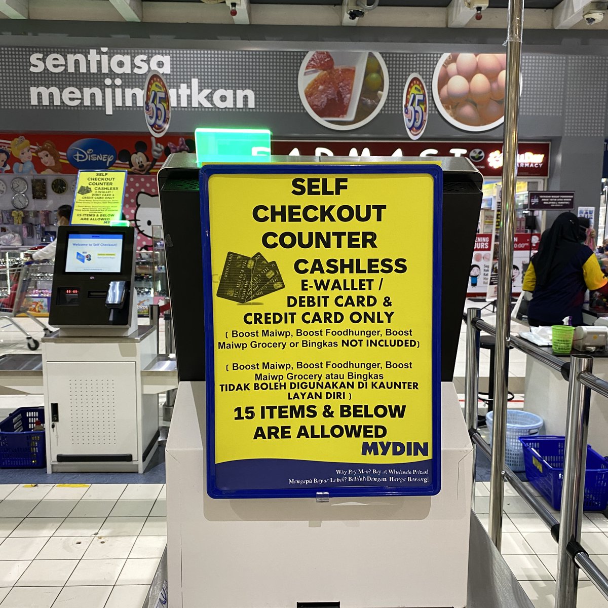 MydinMalaysia's tweet photo. Kaunter khas untuk introvert. Terbaru, ‘Kaunter Layan Diri’ (Self Checkout) dah ada di MYDIN USJ! Khas untuk 15 barang ke bawah menggunakan kaedah pembayaran 'tanpa tunai' (cashless) sahaja. https://t.co/UTwqTRV18H