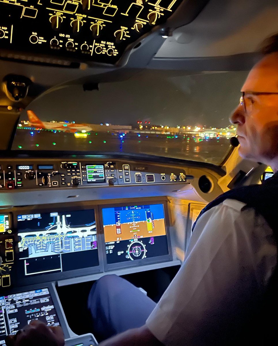 Roulage tardif à CDG, en route pour Berlin. Juste le plus beau bureau du monde. 🥰