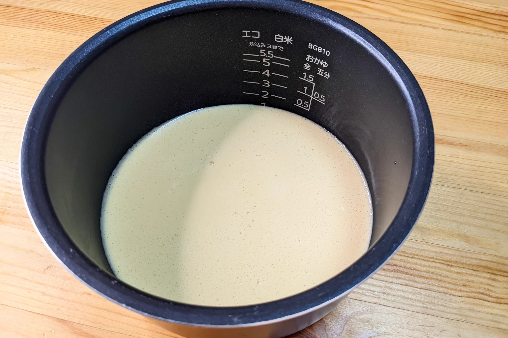 今日のおやつにいかが！？炊飯器で「豆乳バターカステラ」。