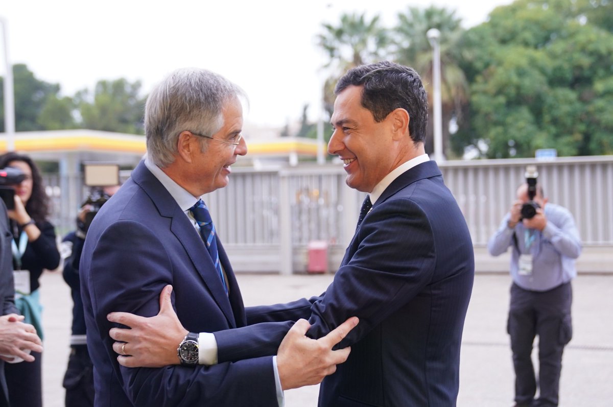 JuanMa_Moreno's tweet photo. Nace en #Andalucía un importante foro sobre el presente y futuro de la movilidad: el @mowforum. Y estoy seguro de que captará la atención y será foco de avances para el sector en España y Europa.

Queremos tener un papel esencial en el ámbito tecnológico.

Un honor inaugurarlo. https://t.co/PQSh23HVqk