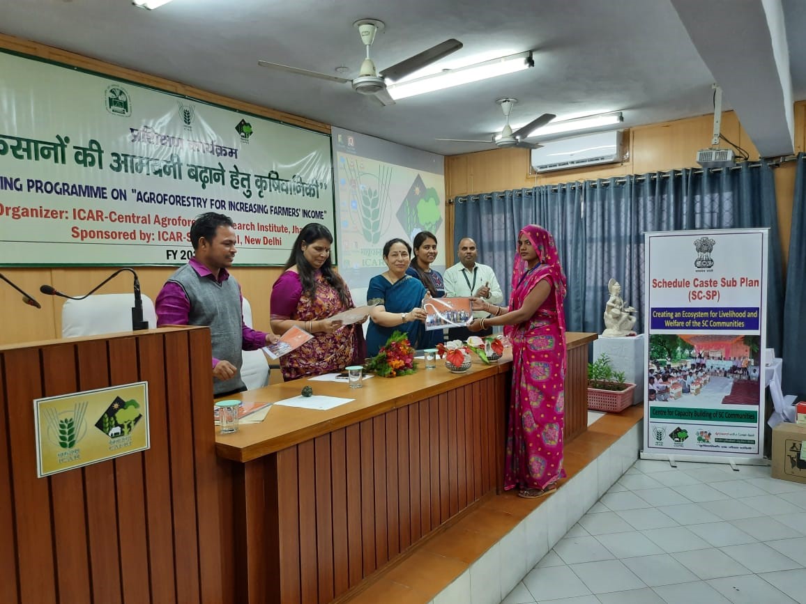 IcarIasri's tweet photo. Three days training program was organized on “On Agro-Forestry to Increases the Income of the Farmers” under SCSP scheme in collaboration with ICAR-CAFRI, Jhansi during 22-24 November, 2022. In total 25 SC farmers (08 Female and 17 Male) attended the training programme @icarindia https://t.co/CmBKFuGdRb