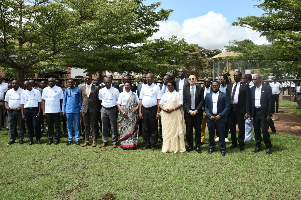 UEauBurundi's tweet photo. 3/"Je me joindrais à ceux nombreux qui sont d’avis qu’une presse libre, professionnelle et indépendante est nécessaire au développement d’une société apaisée et épanouie". @ClaudeBochuEU https://t.co/8mPIIk4mnO