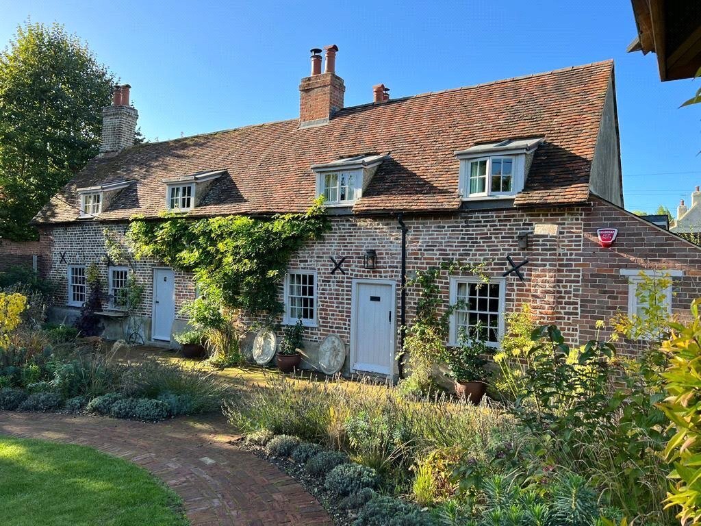 JacksonStops's tweet photo. #Adisham 

Featured in the will of one of #JaneAusten's ancestors, dated 1621, Pond #Cottage is a delightfully refined #GradeIIlisted home. New to the market with #JacksonStops #Canterbury with a guide price of £775,000.

https://t.co/7FgTfdKPEZ https://t.co/xFzKq67HH4