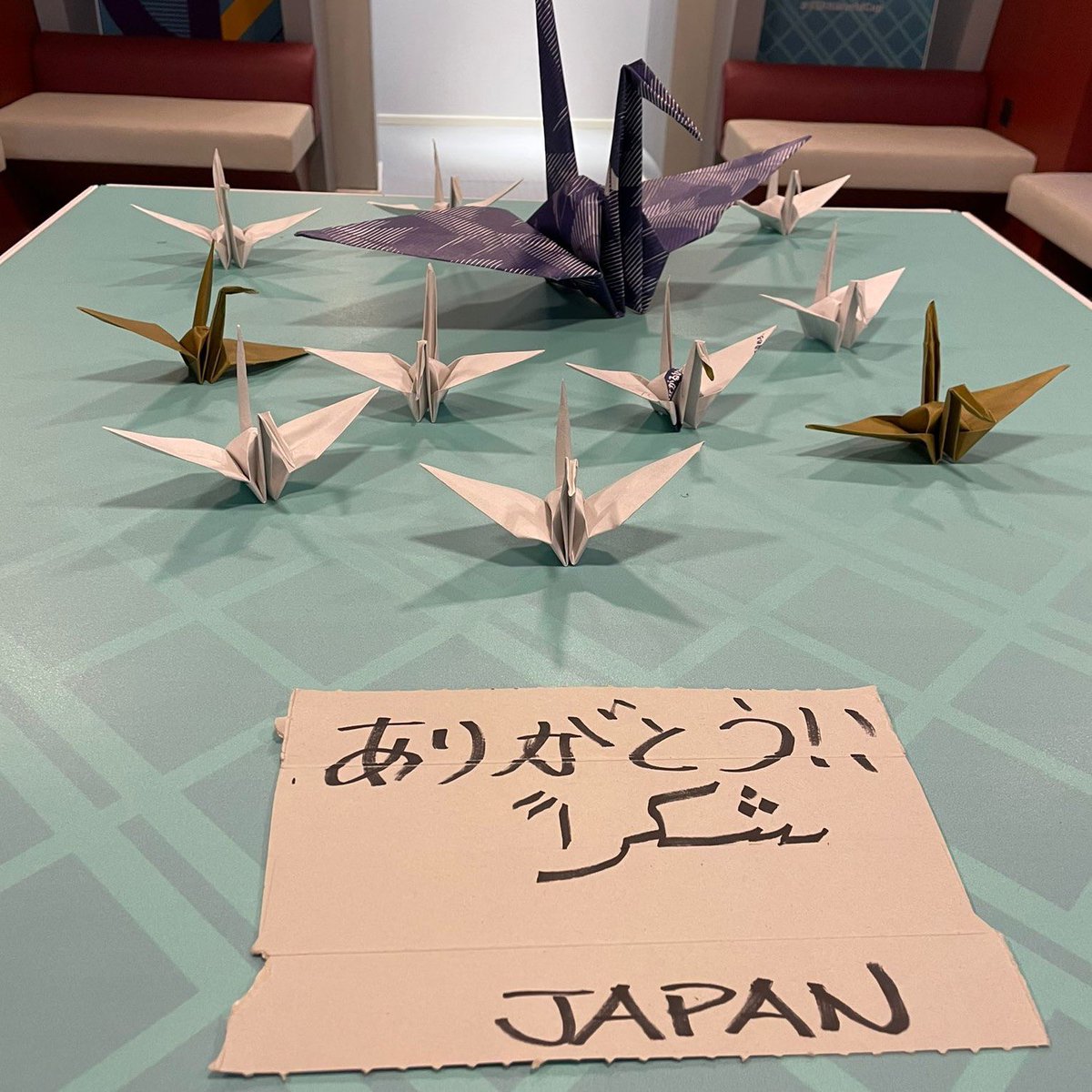 IsaacRopero3's tweet photo. Así quedó el vestuario de la selección Japonesa después de su partido frente a Alemania.
Ciudadanos Japoneses ayudando a recoger la basura que habían quedado en las gradas. 
Nos dan 10.000 vueltas en comportamiento, educación y disciplina. https://t.co/QiLWwWVjz5