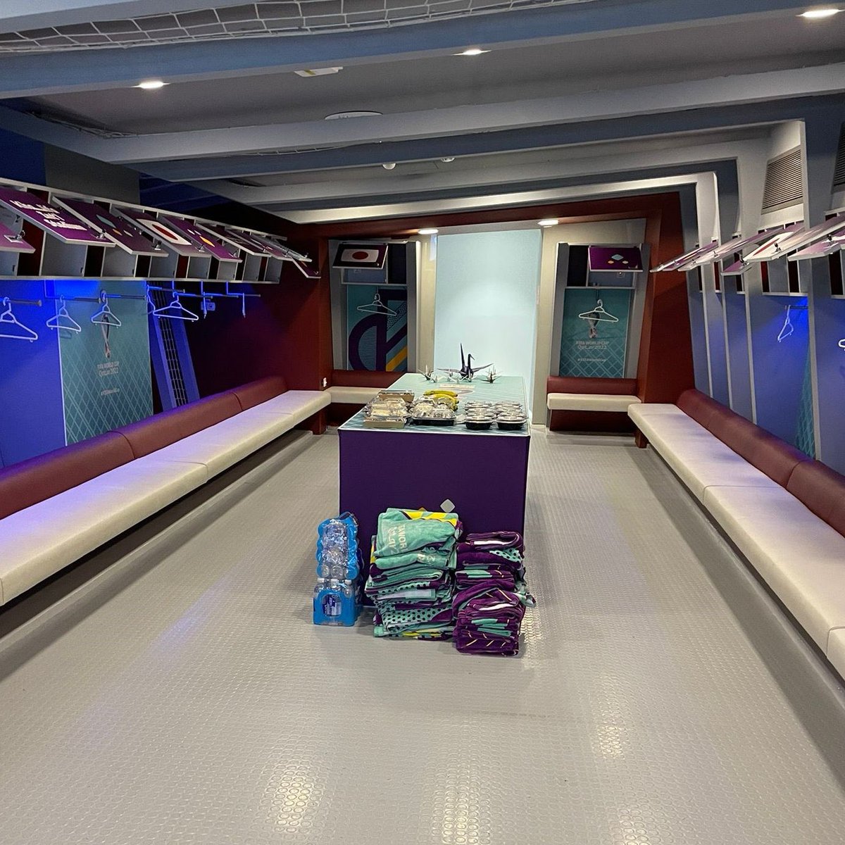 IsaacRopero3's tweet photo. Así quedó el vestuario de la selección Japonesa después de su partido frente a Alemania.
Ciudadanos Japoneses ayudando a recoger la basura que habían quedado en las gradas. 
Nos dan 10.000 vueltas en comportamiento, educación y disciplina. https://t.co/QiLWwWVjz5