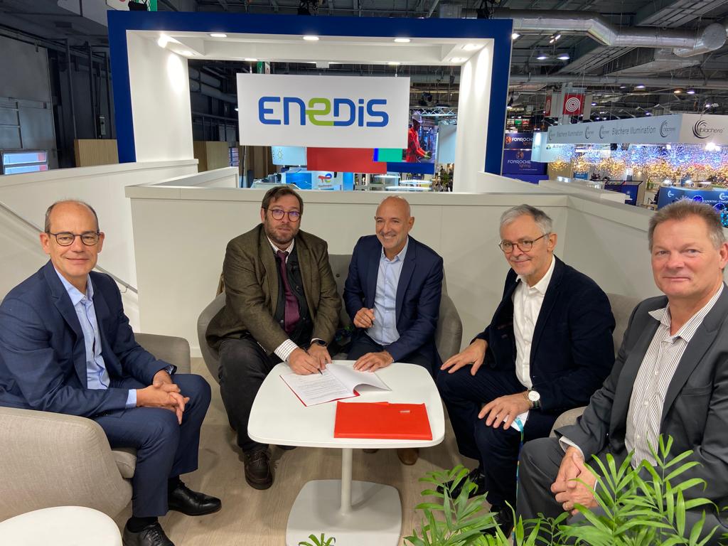 enedisOccitanie's tweet photo. #SMCL2022 | En direct du @salondesmaires,  @CapoThierry et Frédéric Roig renforcent le partenariat de proximité entre @enedis et l' @ASSOMAIRES34 autour du service public de l'électricité, de la #TE et de la mise à disposition d'outils au service de la sobriété énergétique 🌿 https://t.co/8BBOQTE25h