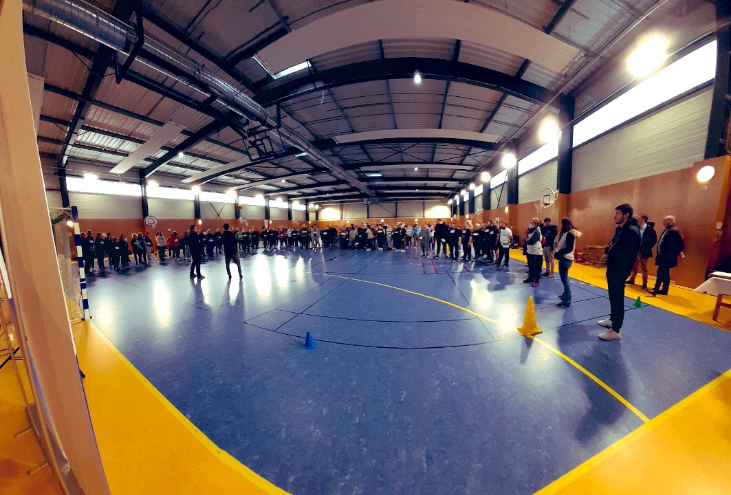 AngeliqueNimal's tweet photo. C'est parti pour le Stade vers l'Emploi de #Valenciennes! Ils sont 112 demandeurs d’emploi et 29 recruteurs dans les starting blocks du recrutement 👟🏃🏾🏃🏼‍♀️Réuni par les valeurs du sport, la bonne humeur et le travail d'équipe #ReussirSansAttendre https://t.co/686lCGusHk