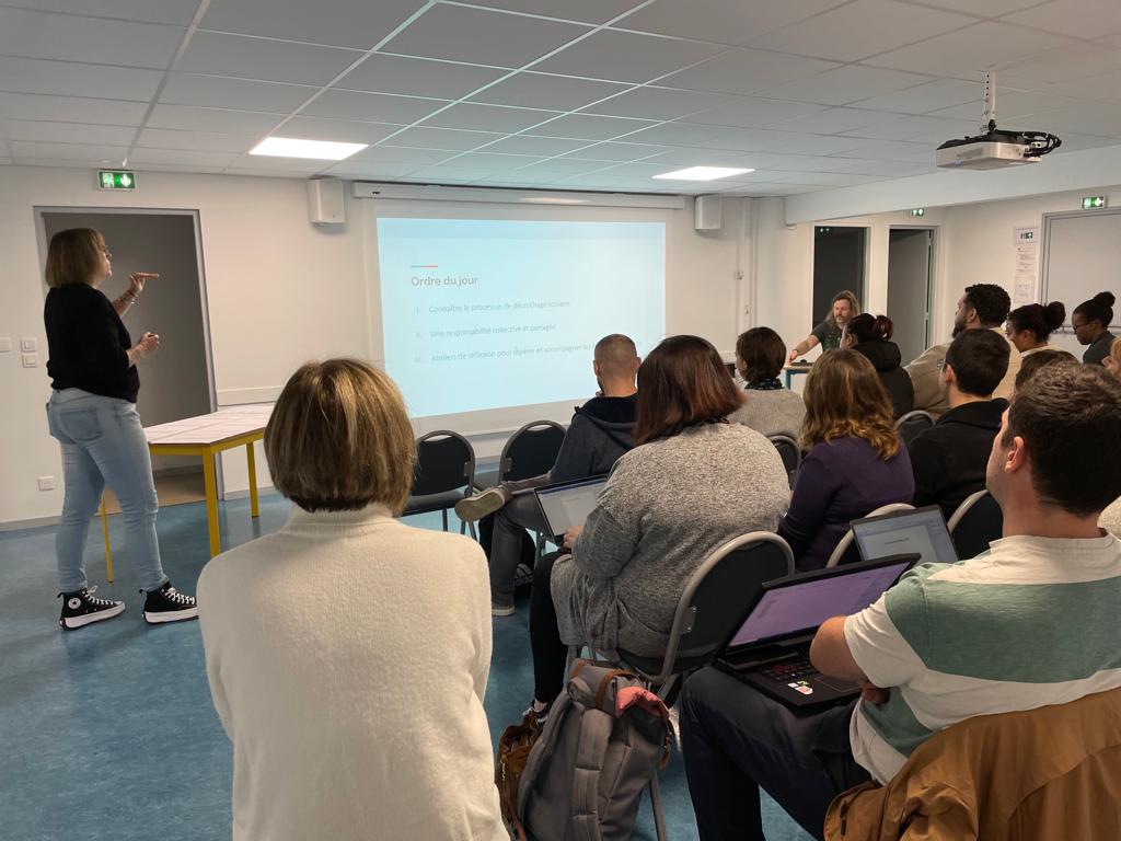 CToupets's tweet photo. 📢 PRÉVENTION ET LUTTE CONTRE LE #DÉCROCHAGESCOLAIRE |
Ce matin, les personnels éducatifs du #collège se mobilisent pour aborder ensemble cette question de front !
#acversailles 
#éducation 
#enseignement https://t.co/lHT8yZ4Wm0