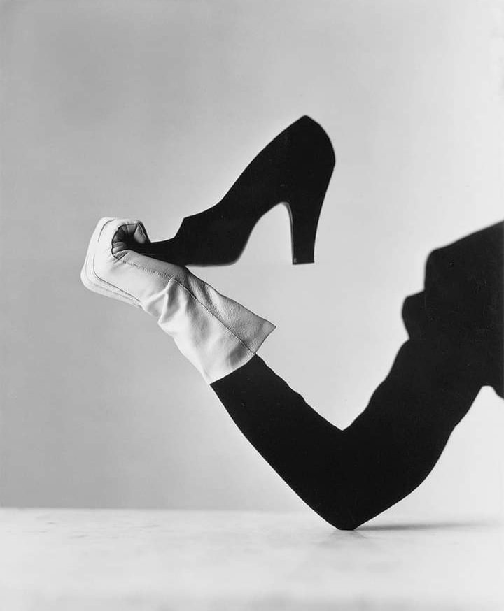 © Irving Penn ★ 
   'Glove and Shoe', New York,1947
#photography #fashiinphotography 
#photoart #gelatinsilverprint