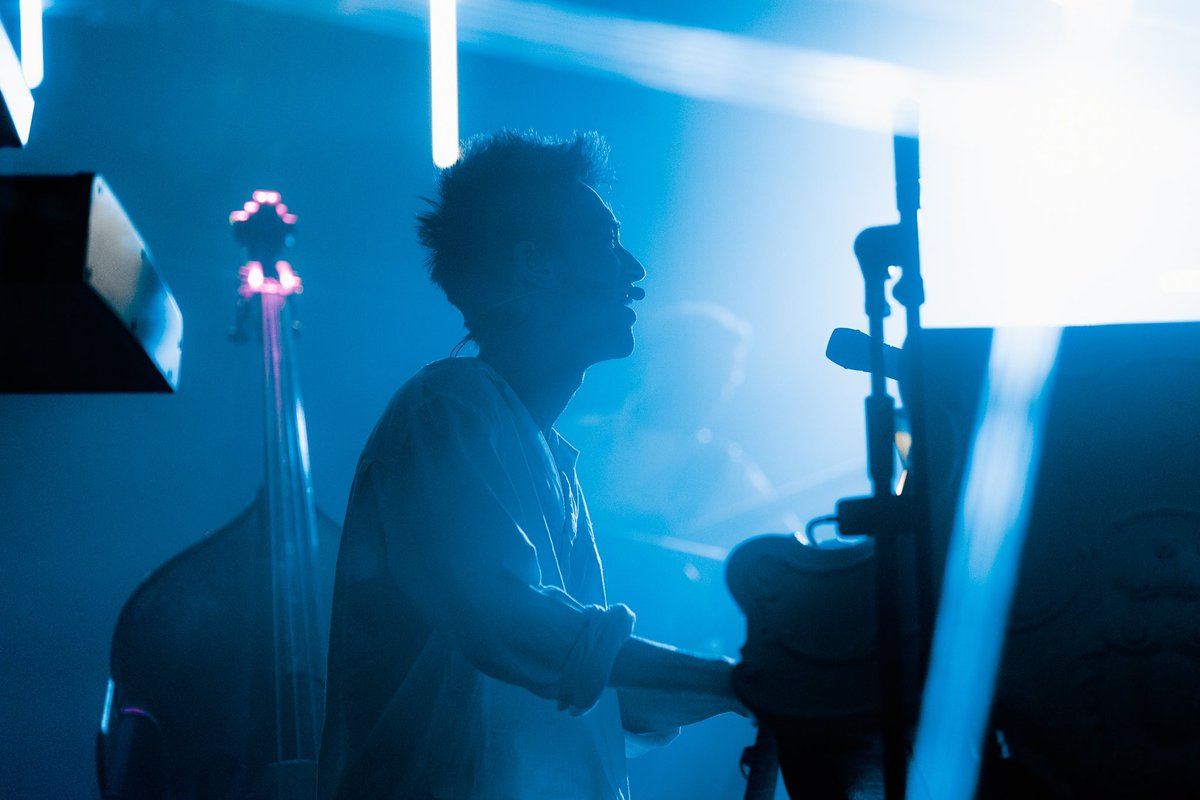KarposLive's tweet photo. we’re now in too deep after last night’s damn good show—swipe for a recap ⚡️

what was your favorite moment from #karposlive presents: @jacobcollier?

📸 @eggcheeks https://t.co/qL8wi67ZHN