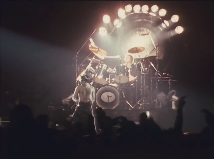 Ciao Freddie never forget.. Oggi se ne andava nel 1991 #FreddieMercury la voce leggenda dei <a href="/QueenWillRock/">Queen</a> Nel 1979 ero a Zurigo (seconda volta) a urlare per lui in mezzo al pubblico, lui fighissimo in pantaloni di pelle e cappellino biker! Mai dimenticato! Lui era la voce ROCK🤘🏻