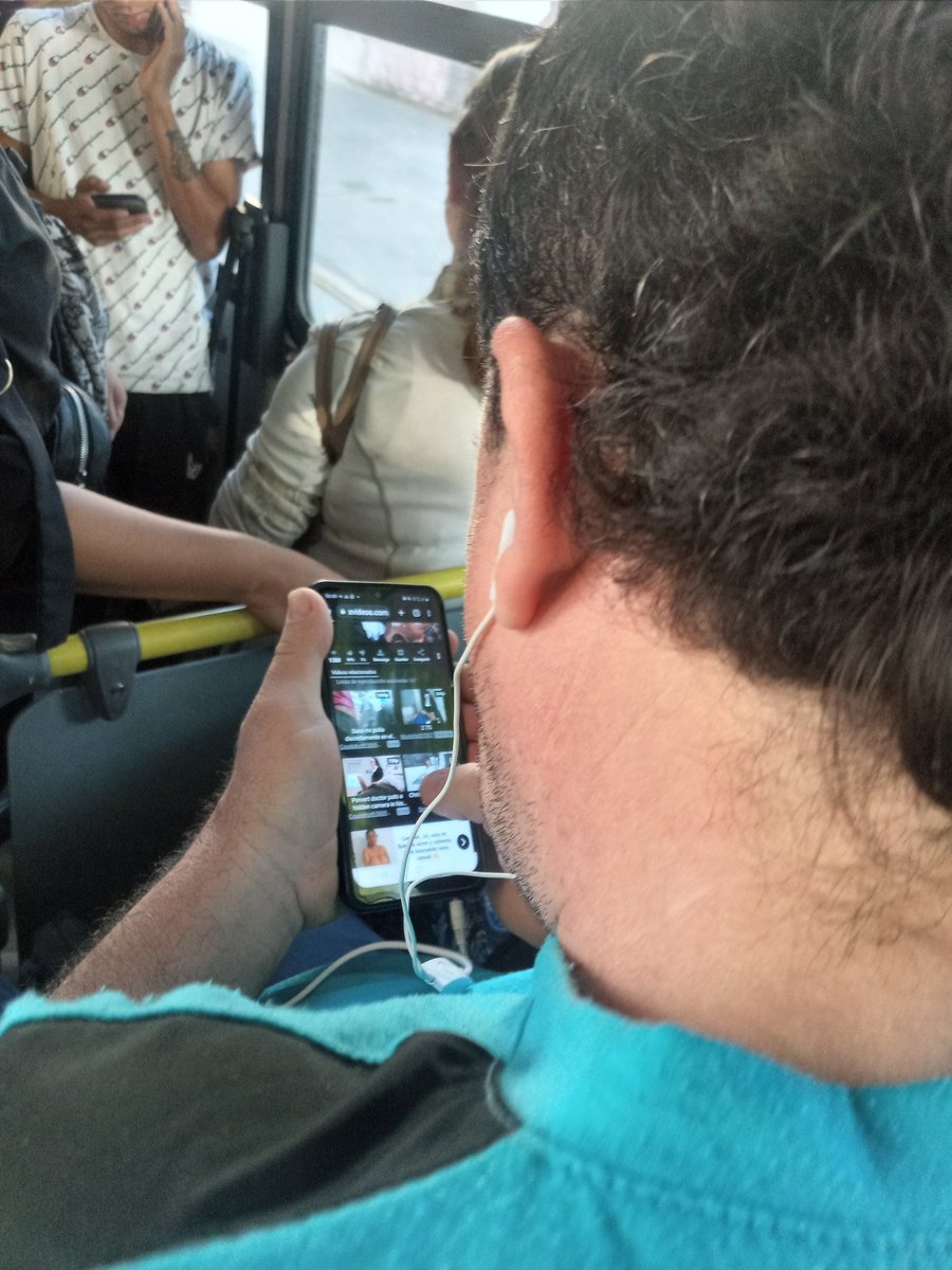 HAY UN CHABON MIRANDO PORNO EN EL BONDI