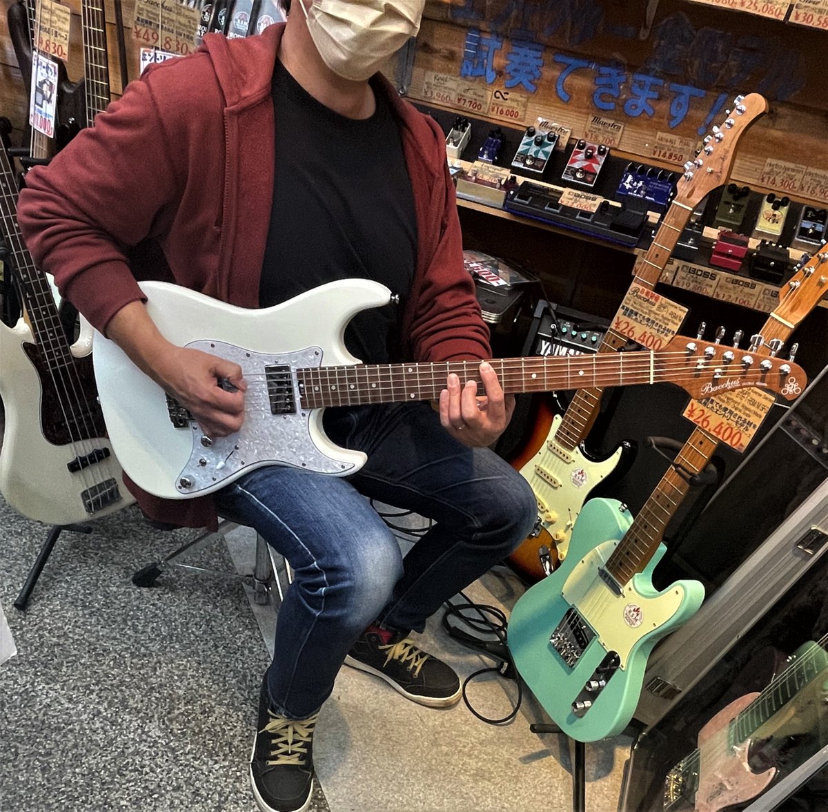 WAVE1_SHOP's tweet photo. 『#ヨメトオレ』チャンネル #Marco 氏 #シグネイチャーモデル GIN-FORCE ご成約!
コスパの優れた #Bacchus Global SeriesにMarco氏の拘りが詰め込まれ、この弾きやすさを一度試奏してからは『欲しい』のループだったそうです!末永くご愛用くださいね!
#千葉 #楽器屋 #WAVE1 #ギター #GINFORCE https://t.co/uIsZlkGyJl