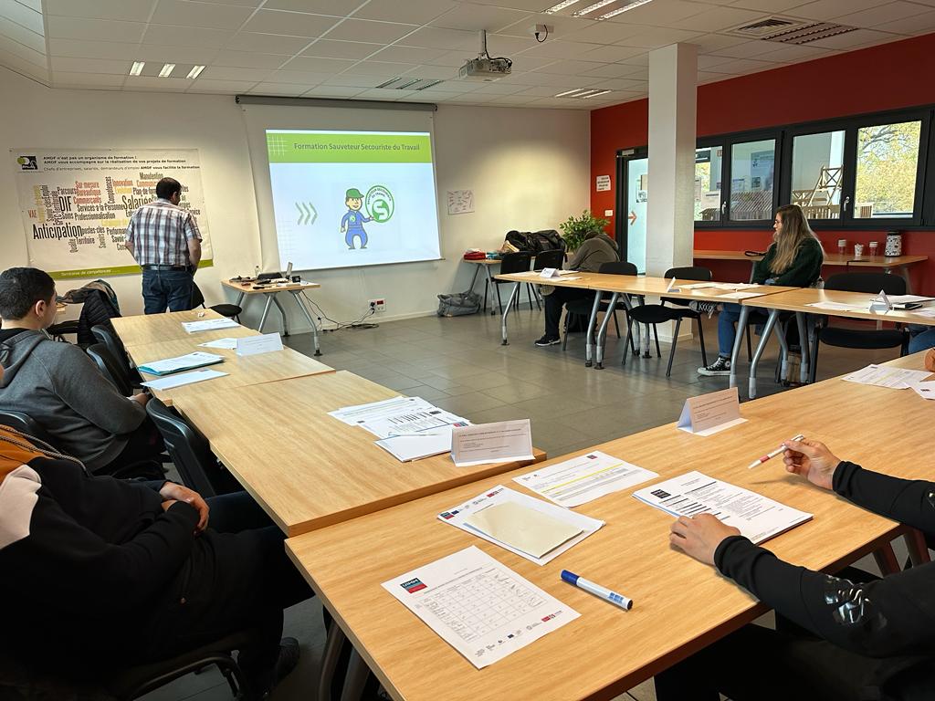 LhoteBenoit's tweet photo. Aujourd'hui dans les locaux de #amdf, un groupe de jeunes du #cej suit la formation SST dans le cadre de leur suivi #poleemploi #autun 👏👍😷 https://t.co/EfJJB2MDL9