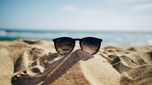 Lekker met een sangria aan het strand. Is dat nou wat, een callcenterbaan in het buitenland? 
Lees meer op onze website.
klantcontact.nl/in-de-media/is…