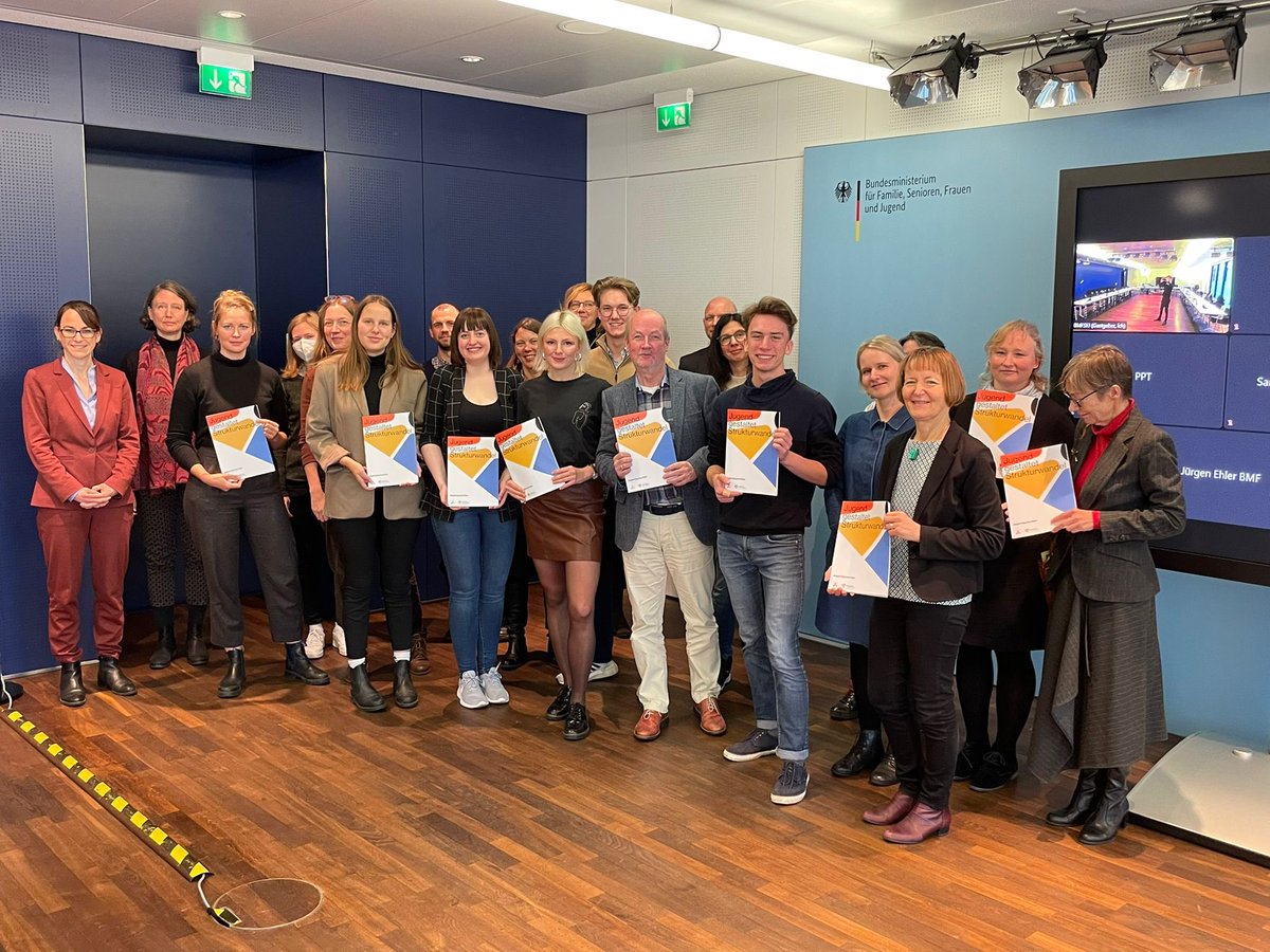 JMZ_LSA's tweet photo. Gestern hat eine kleine Delegation von  Planathon-Teilnehmenden das fertige „Jugendgutachten Strukturwandel“ an die IMA Jugend übergeben. Vertreter aller Bundesministerien lauschten den Berichten der jungen Menschen mit großem Interesse. https://t.co/K6yOEko4D1