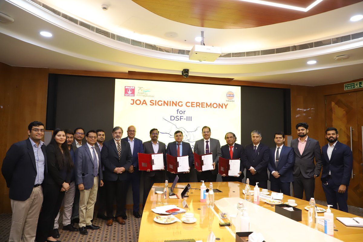 ONGC_'s tweet photo. #ONGC signed Joint Operating Agreement (JOA) with @IndianOilcl for Discovered Small Fields (DSF-III) to augment domestic production of Crude oil &amp; Natural Gas. 
@mygovindia launched Discovered Small Bid round–III on 10 June 2021.
@PetroleumMin @HardeepSPuri @Rameswar_Teli https://t.co/B1QEfkMYgi