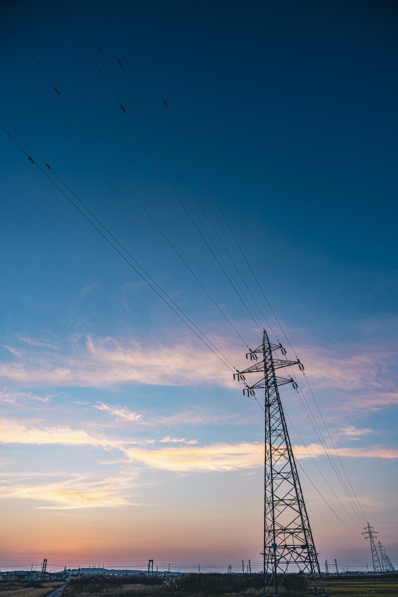 夕暮れ空(*´꒳`*)鉄塔が規則正しく並んでいるのを眺めていると何だか気分がイイにゃあ♪