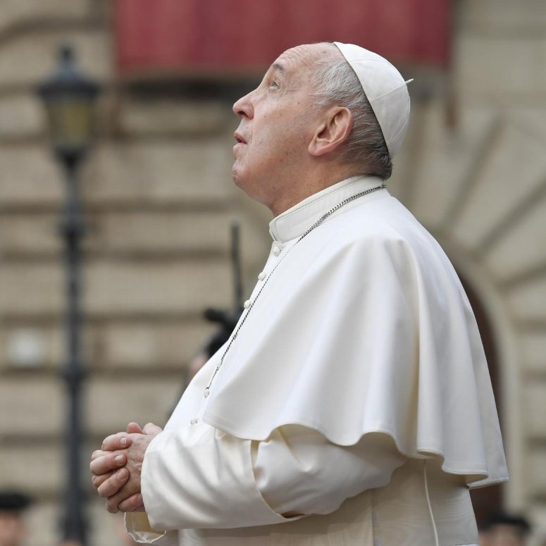 vaticannews_pt's tweet photo. "É bom ouvir este encorajamento: erguer e levar a cabeça, porque nos momentos em que tudo parece ter acabado o Senhor vem nos salvar; esperar por Ele com alegria também no centro das tribulações, nas crises da vida e nos dramas da história"

#PapaFrancisco #EvangelhodeHoje https://t.co/QGWRzkyMEf