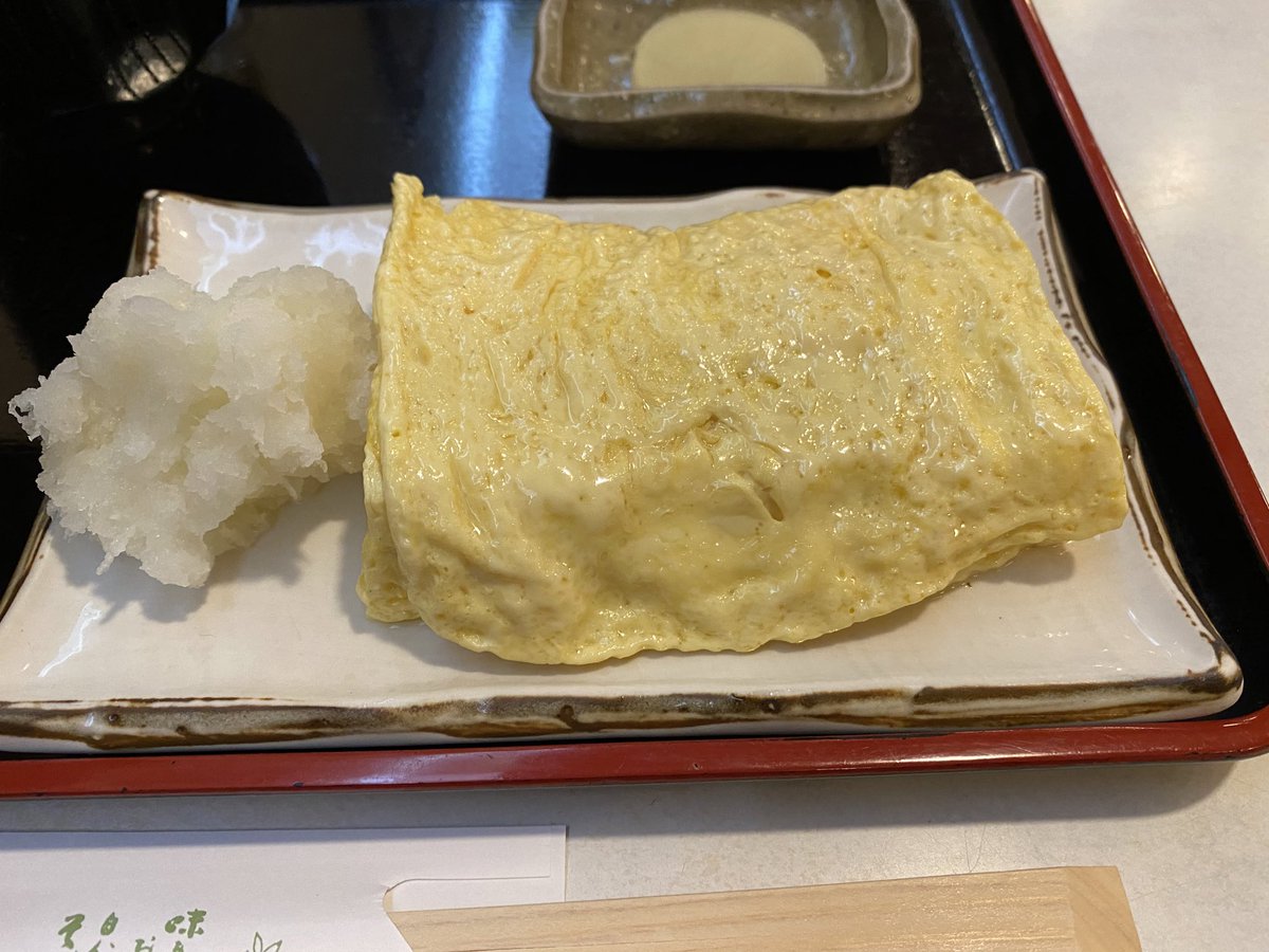 crew_value1's tweet photo. 梅田の朝ご飯と言ったらココ
ホワイティうめだにある
【風流田舎そば】
出し汁巻定食
大根おろしに醤油を垂らして
出し巻と一緒に
ご飯が進む進む
そして、みそ汁が美味い
濃厚で甘味あり
どこの店に行っても
味わえないような美味しさ
毎朝、通いたくなります https://t.co/sYHfXdtM6F