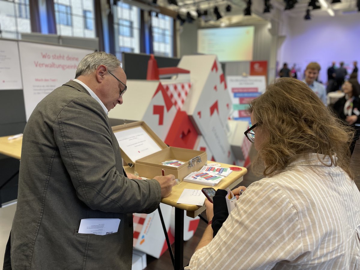 Wie sieht Innovation in der öffentlichen Verwaltung aus? Können und sollen wir uns von Modellen wie in Estland inspirieren lassen? 🤔

Sara und <a href="/dannybuerkli/">Danny Buerkli</a> gaben dafür Inputs zu den 7-Thesen der Verwaltung von morgen.

Impressionen der Konferenz der <a href="/civicChallenge/">civicChallenge</a> :