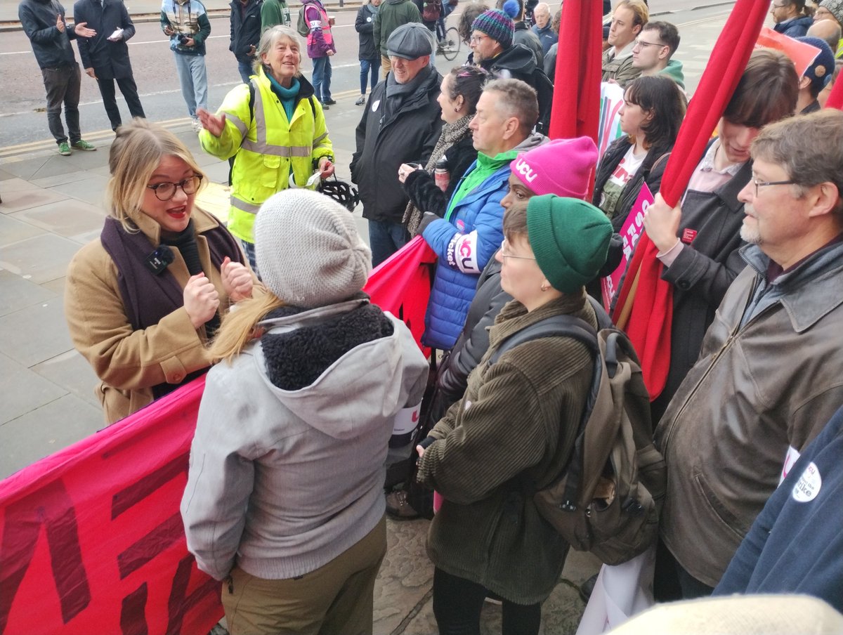 The boss on our picket chatting to students in solidarity <a href="/DrJoGrady/">Jo Grady</a>
