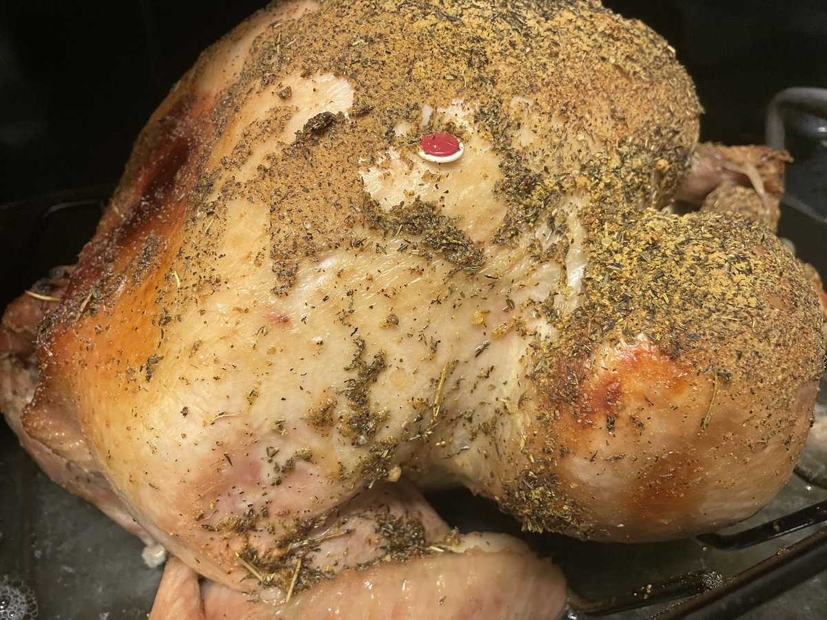 charles_leroy's tweet photo. Progress #turkeyday #turkeytime #TURKEYTAKEOVER #Thanksgiving #Thanksgiving2022 #GOBBLEGOBBLE 🦃🍂🍁 #Foodie #Foodies https://t.co/ZTHterLGKk