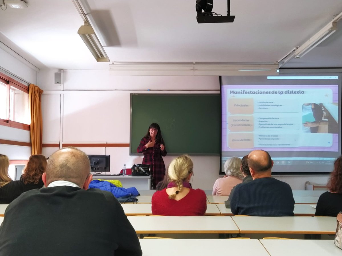 El personal de la @bibliotecaUGR recibe formación sobre dislexia de la mano de Gracia Jiménez del Depart. de Psicología Evolutiva y de la Educación de la UGR, y por Rosa Martín vicepresidenta de Grandis dentro del proyecto de apoyo a las personas con dislexia de la biblioteca.