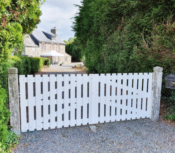 Look how effective our slatted driveway gates are! With easy installation, durable material and no need to re-paint, it's a perfect, practical solution! 

Order yours today! 0844 209 7397
fasterplastics.co.uk/product/gate-k…

#fasterplastics #Gates #driveways #pvc #wirralbusiness