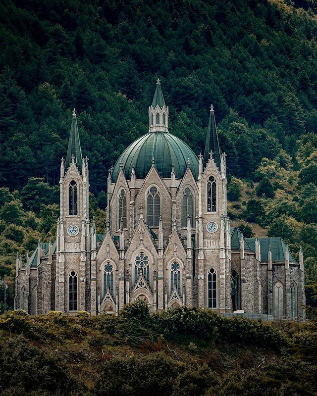 La Basilica di Castelpetroso sembra il castello di una fiaba ambientata sulle colline molisane.🏰 Il magnifico Santuario emerge dai boschi circostanti come una preziosa gemma.

📷 IG jonathan.fioralba

#LiveItalian #ilikeitaly #italianspecials #molisedascoprire #molisedavivere