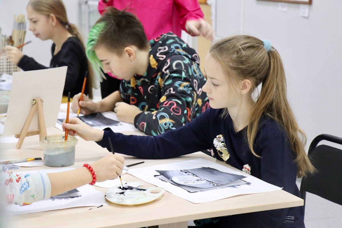 Заглянули в Ресурсный центр и вместе с нашими гостями узнали, какой выразительной может быть картина, созданная всего двумя красками.
vk.com/wall-64210614_…
#РесурсныйЦентр_ЧМ #музейноезанятие_ЧМ