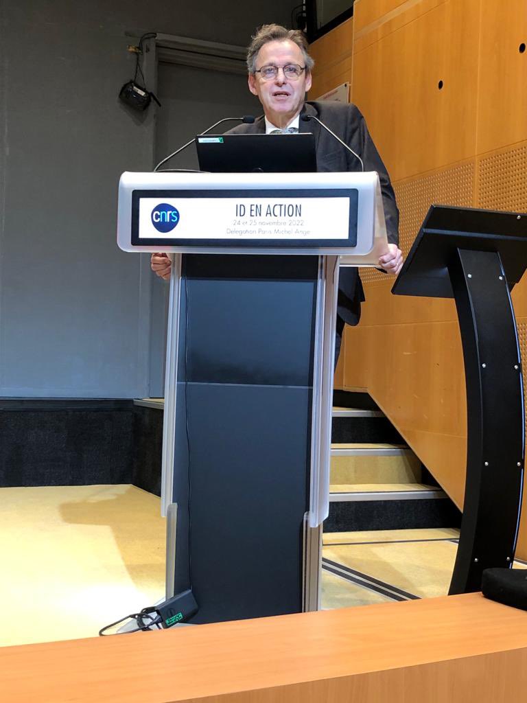 HMnap78's tweet photo. C’est parti pour 2 jours de colloque autour de l’interdisciplinarité avec l’ouverture par Alain Schuhl , DGDS du CNRS. « ID EN ACTION »@maknoop #cnrs #interdisciplinartité https://t.co/Cs39CwCcQk