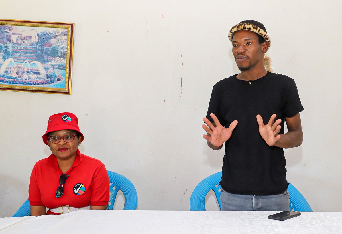 CommsZA's tweet photo. Our commitment to working with traditional leadership and local government structures to drive installations continues. Minister Khumbudzo Ntshavheni in Vryheid with the Inkosi Mdlalose.
#GoDigital
#TshintshaUngasali https://t.co/Jt4lL3Poyh