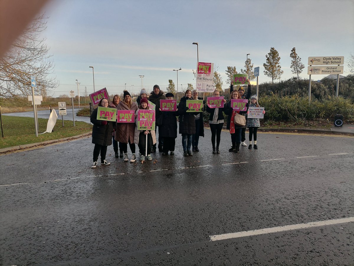 MrsBMonaghan's tweet photo. Members at Orchard Primary in Wishaw standing strong on the picket line. @EISUnion @WishawPress @dailyrecord #fairpay #PayAttention #EISStrike https://t.co/I5eM09jWtm